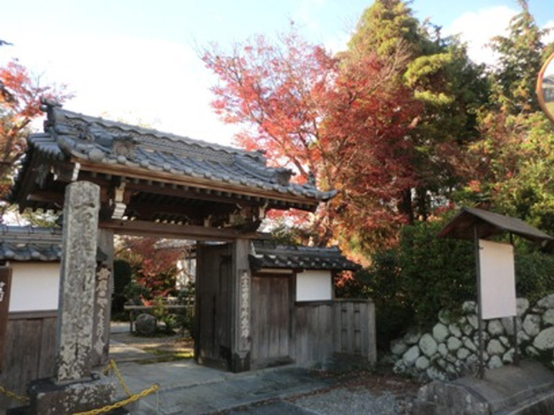 石薬師寺の紅葉のイメージ写真